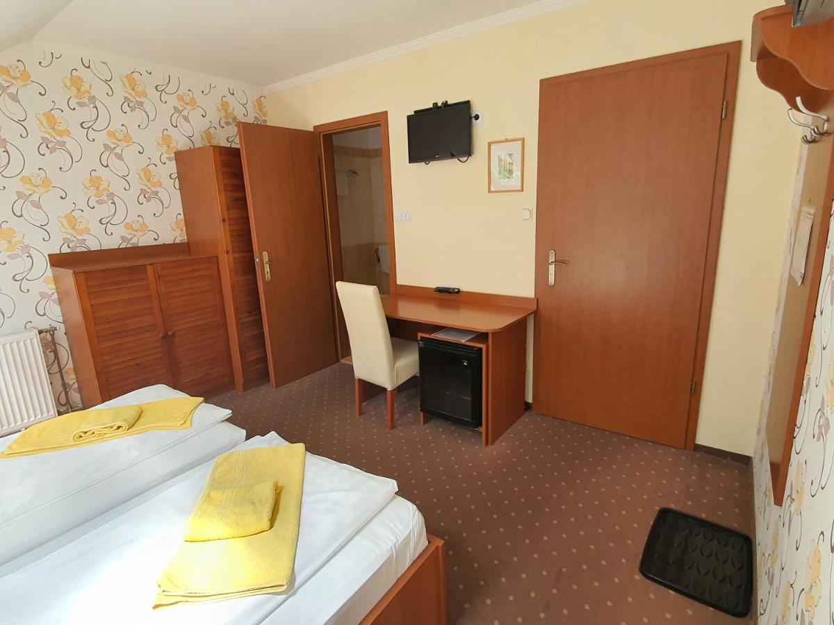 Platan Szallashely Hotel Sandorfalva Exterior photo